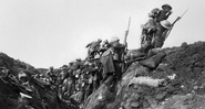 Soldados britânicos iniciam a batalha do Somme - Domínio Público/Ivor Castle