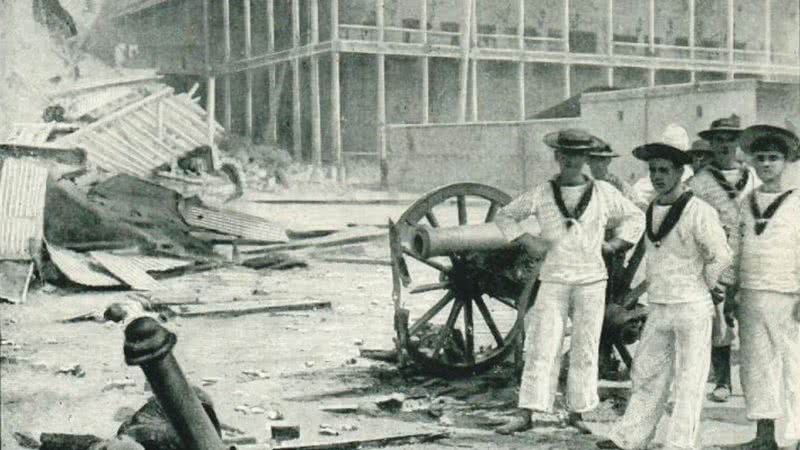Marinheiros britânicos ao lado de um canhão capturado - Richard Dorsey Mohun (1865-1915) / Domínio Público, via Wikimedia Commons