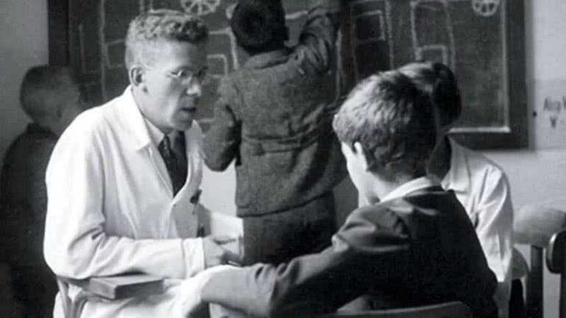 Hans Asperger entrevistando paciente