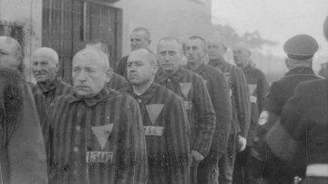 Prisioneiros de Sachsenhausen - Domínio Público via Wikimedia Commons