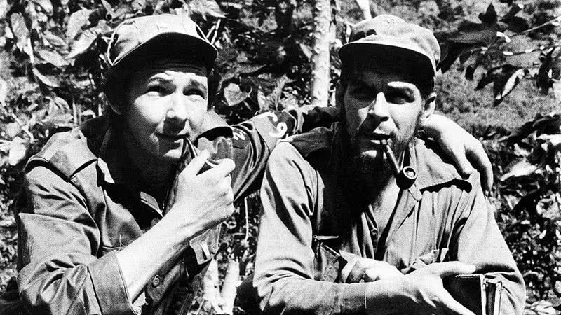 Raúl Castro ao lado de Che Guevara - Wikimedia Commons