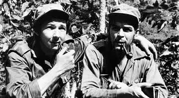Raúl Castro ao lado de Che Guevara - Wikimedia Commons