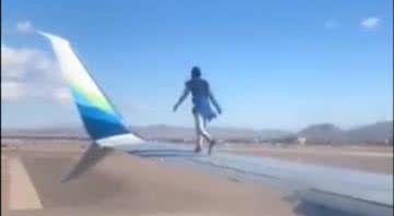 Homem caminhando sobre uma das asas do avião - Divulgação/Twitter