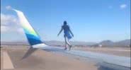 Homem caminhando sobre uma das asas do avião - Divulgação/Twitter