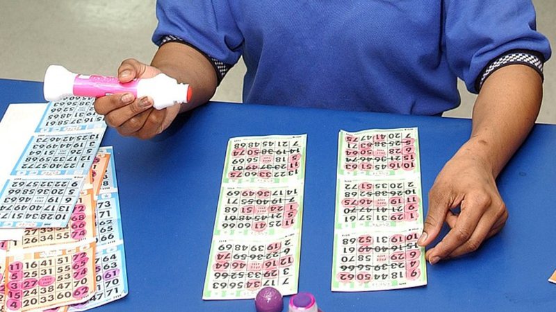 Imagem meramente ilustrativa de mulher jogando bingo - Domínio Público