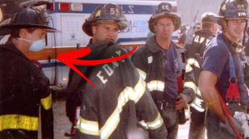 Seta aponta para Steve Buscemi auxiliando em buscas do World Trade Center - Divulgação / Facebook / Brotherhood of Fire