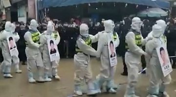 Suspeitos sofrendo humilhação pública de policiais - Divulgação/ Zhengguan News