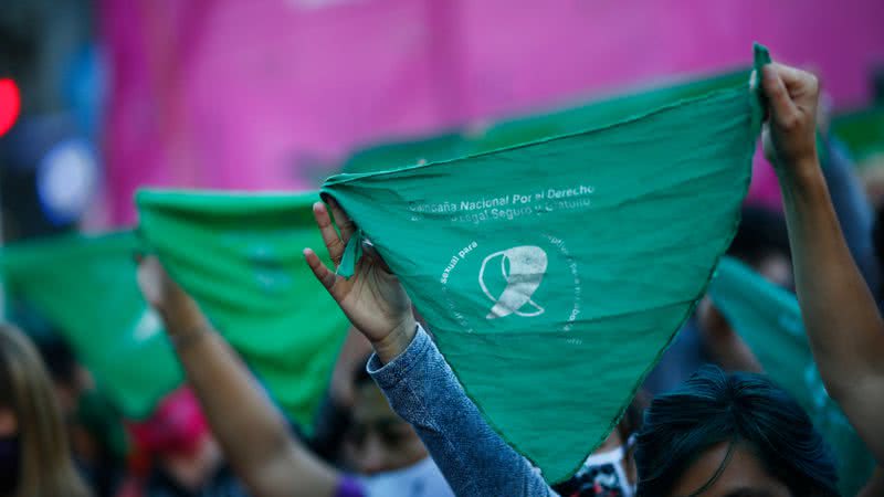 Manifestantes com lenços durante uma manifestação a favor da descriminalização do aborto em Buenos Aires, Argentina - Getty Images