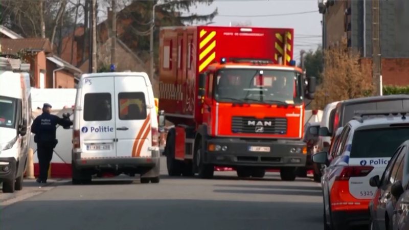 Ambulância carrega corpos no local de acidente - Divulgação / G1