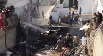 Uma das casas destruídas pela colisão da aeronave - Divulgação / ABC News
