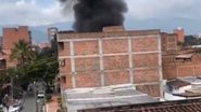 Casa em chamas após queda de avião - Divulgação / Redes Sociais / Twitter