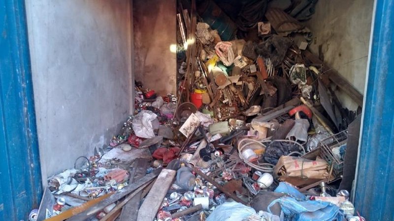 Lixo na entrada da residência - Defesa Civil de Piracicaba