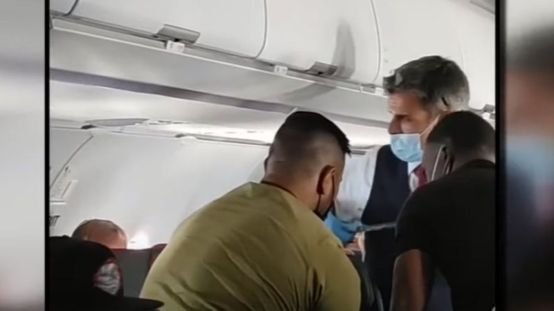 Vídeo mostra adolescente sendo amarrado com fita adesiva - Divulgação/Youtube/Breaking Aviation News & Videos