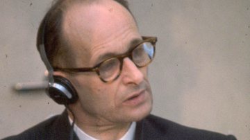 Adolf Eichmann durante seu julgamento, em 1961 - Domínio público / National Photo Collection of Israel