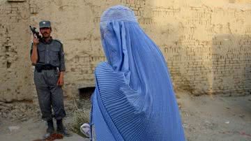 Mulher de burca passa por soldado do Talibã em 2007 - Getty Images