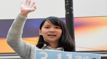 Agnes Chow em uma campanha eleitoral das eleições suplementares de Hong Kong, em 2018 - Wikimedia Commons