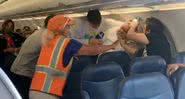 Trecho da briga filmada no avião - Divulgação/Instagram/bakedbyrylie/03.10.2020