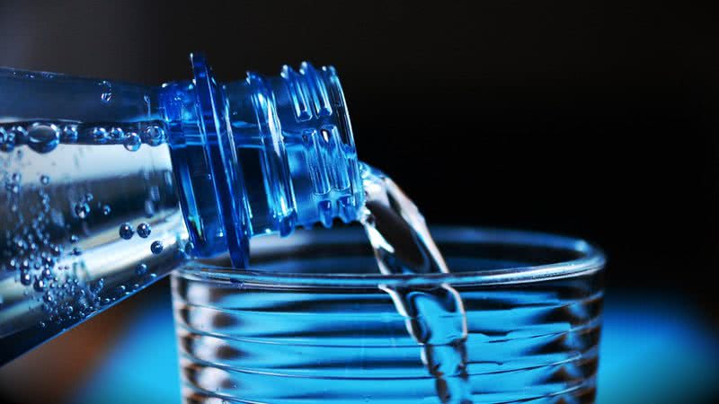 Imagem ilustrativa de garrafa de água despejando líquido em copo - Foto de congerdesign, via Pixabay