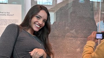 Débora Aladim posa com a Pedra de Roseta - Arquivo pessoal/Instagram
