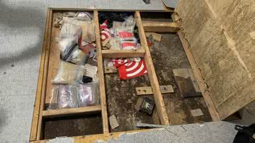 Imagem do alçapão com drogas encontrado pelas autoridades americanas - Reprodução/Twitter/@NYPDnews