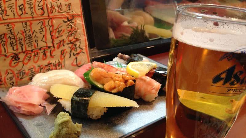 Imagem ilustrativa mostra prato de sushi e copo de cerveja - Divulgação/Pixabay/sunglockryu