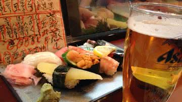 Imagem ilustrativa mostra prato de sushi e copo de cerveja - Divulgação/Pixabay/sunglockryu