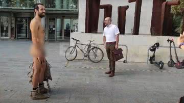 Trecho de vídeo mostrando homem posando para fotos antes de chegar ao tribunal - Divulgação/ Youtube/ Agencia EFE