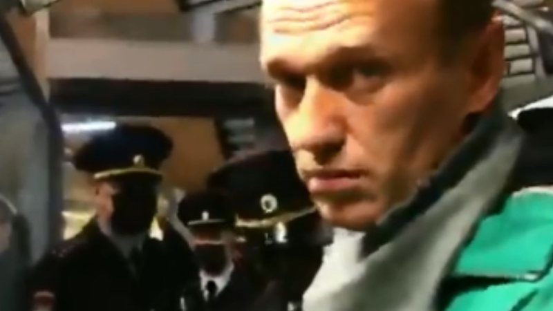 Imagem de Alexei Navalny sendo preso - Divulgação/Twitter/@BBCSteveR