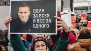 Protesto mostra cartaz com foto de Alexei Navalny - Getty Images