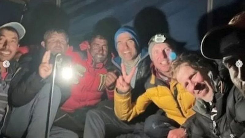 Os alpinistas Matthew Eakin e Richard Cartier (penúltimo e antepenúltimo à direita) - Divulgação/Instagram