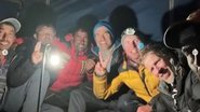 Os alpinistas Matthew Eakin e Richard Cartier (penúltimo e antepenúltimo à direita) - Divulgação/Instagram