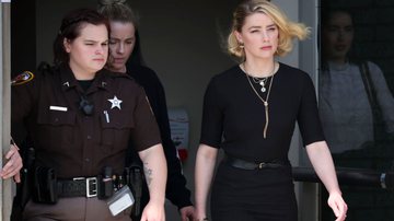 Amber Heard saindo do julgamento contra Depp - Getty Images
