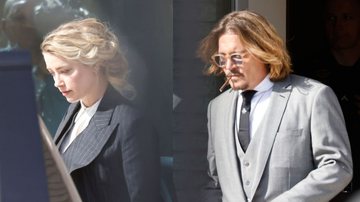 Montagem mostrando Amber Heard e Johnny Depp em suas respectivas saídas do tribunal - Getty Images