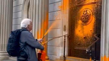 Ambientalista jogando tinta laranja em edifício em Londres, Inglaterra - Reprodução/Vídeo/Twitter:@JustStop_Oil