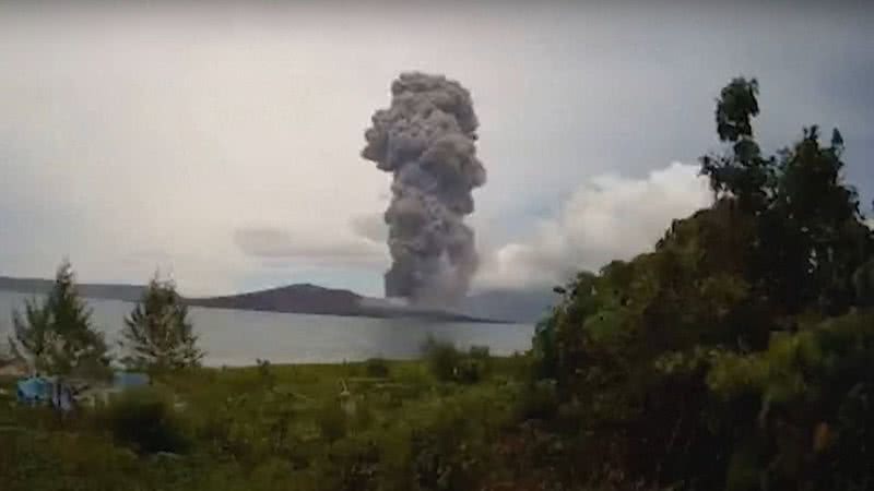 Imagem do vulcão expelindo fumaça e cinzas - Divulgação/ PVMBG