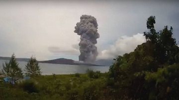 Imagem do vulcão expelindo fumaça e cinzas - Divulgação/ PVMBG