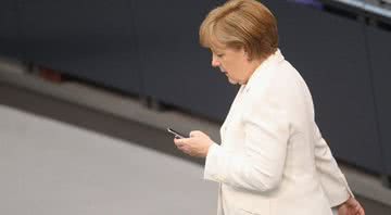 Angela Merkel usando o celular em 2012 - Getty Images
