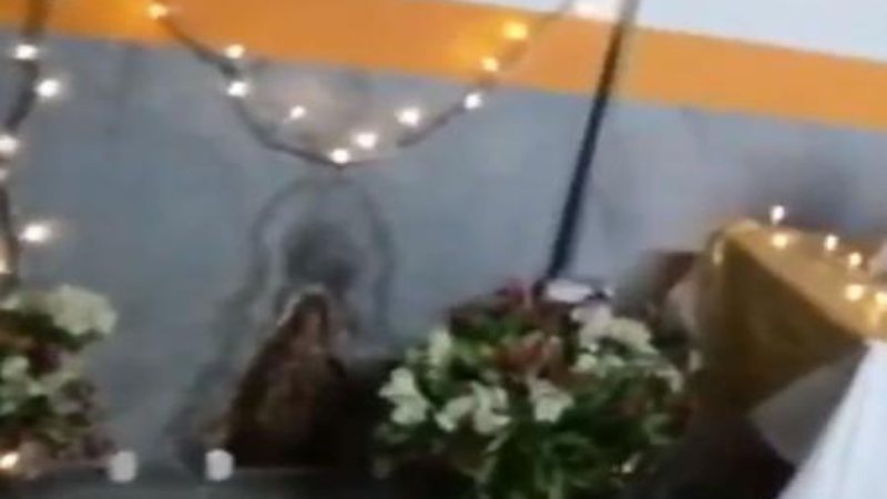 Devotos fizeram um altar para Virgem Maria em um estacionamento na Colômbia - Divulgação/Twitter/RedMasNoticias