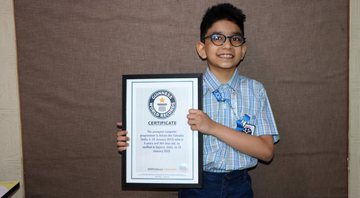 O menino de 6 anos, Arham ,com o certificado do Livro dos Recordes - Divulgação - Twitter