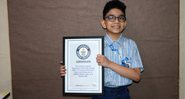 O menino de 6 anos, Arham ,com o certificado do Livro dos Recordes - Divulgação - Twitter