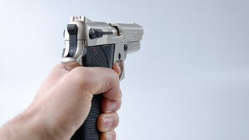 Imagem ilustrativa de uma pessoa segurando uma arma. - Imagem de Simon por Pixabay