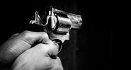 Fotografia meramente ilustrativa de homem segurando arma - Divulgação/ Pixabay/ Skitterphoto