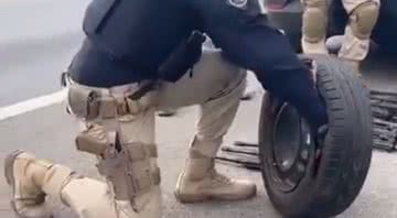 Momento em que agentes vasculham pneu do carro - Divulgação/Instagram/PRF SP