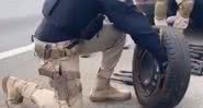 Momento em que agentes vasculham pneu do carro - Divulgação/Instagram/PRF SP