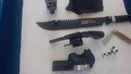 Arma, faca e bomba caseira que o menino carregava ao entrar na escola - Divulgação / Polícia Militar