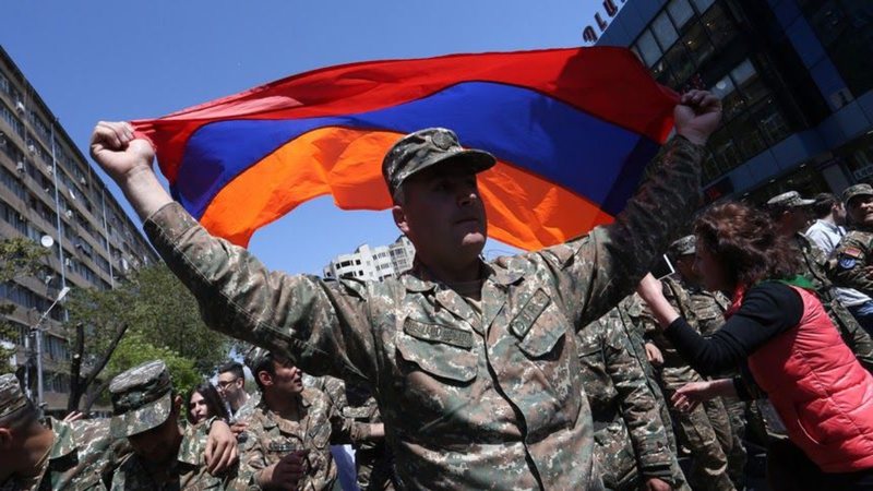 Centenas de pessoas foram às ruas em manifestação contra o primeiro-ministro Nikol Pachinián, na capital da Armênia - Divulgação / Twitter