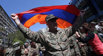 Centenas de pessoas foram às ruas em manifestação contra o primeiro-ministro Nikol Pachinián, na capital da Armênia - Divulgação / Twitter