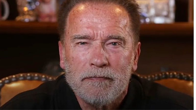 Trecho de vídeo mostrando com Arnold Schwarzenegger