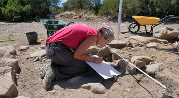 Arqueóloga analisa um dos edifícios da escavação - Pascal Druelle / Inrap