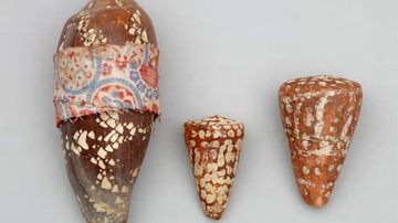 Fotografia de bonecos de concha da comunidade Anindilyakwa - Divulgação/ Museu de Manchester